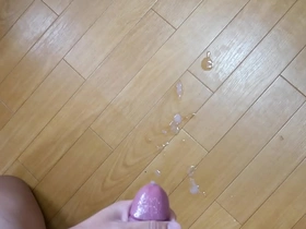 An amateur gay man achieves orgasm and cums hard